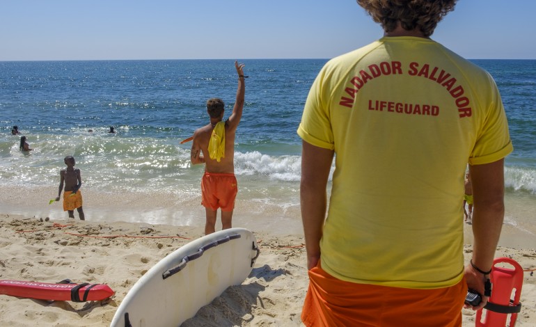 Na nossa costa, são vários os locais onde os turistas frequentemente ignoram advertências sobre perigos