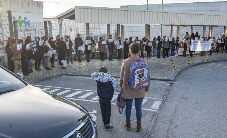 pais-divididos-entre-apoio-aos-docentes-e-aprendizagem-dos-filhos