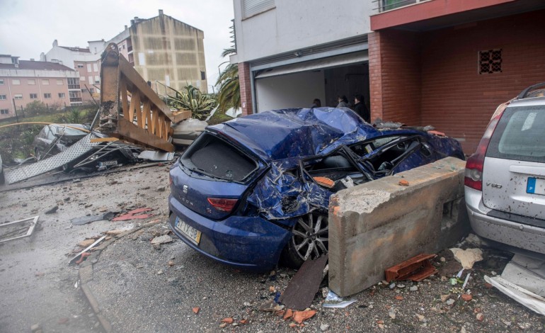Grua caiu sobre nove veículos no Vale Sepal e sobre uma varanda
