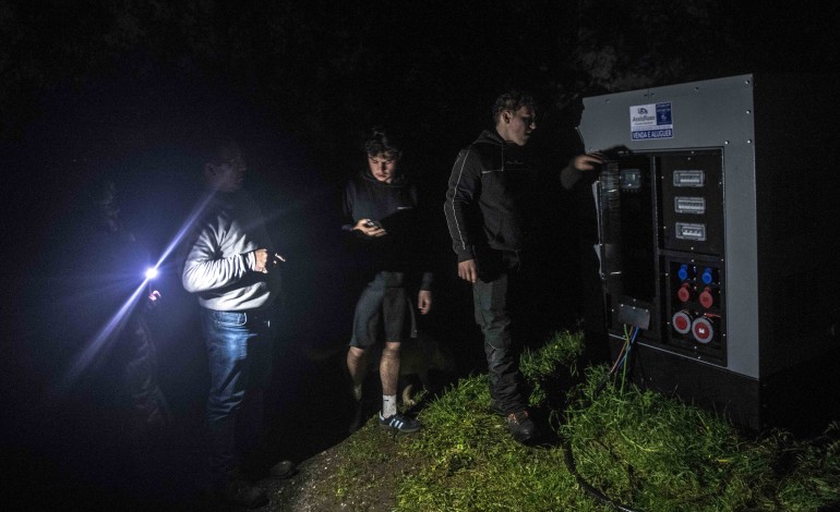 Na segunda-feira à noite, moradores tentavam perceber o que se passava com o gerador, que tinha avariado ao início da tarde