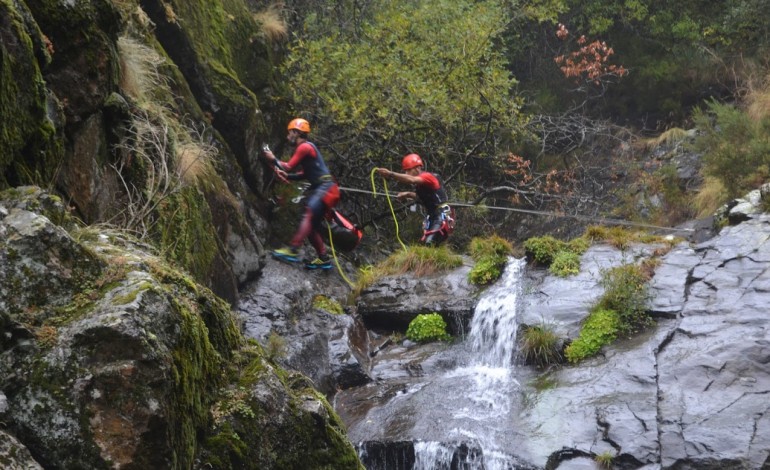 Clube de Leiria pratica canyoning em Castanheira de Pera