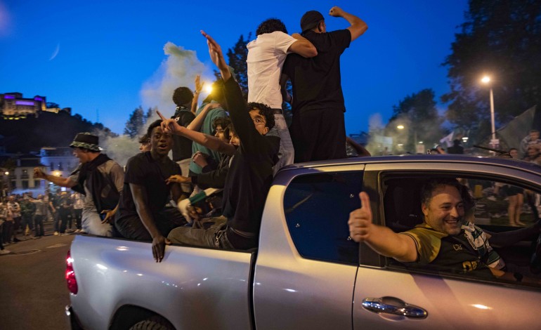 Centenas estiveram na rotunda do Polícia Sinaleiro