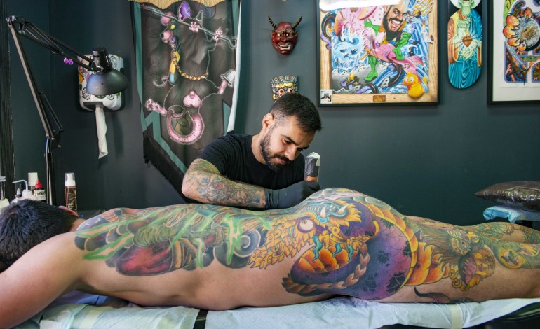 “Tatuar é uma forma de desenhar numa tela viva que sangra, estica, encolhe, sangra, aleija-se, envelhece"