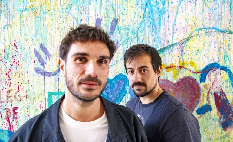 vamos-ouvir-o-trailer-uma-dupla-de-andres-a-escrever-musica-que-vende-exitos-da-disney