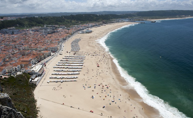 camara-da-nazare-envolve-jovens-na-limpeza-de-praia