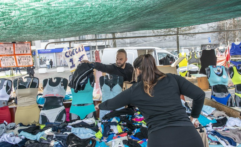 Nem só de roupa vive a feira. Entre animais vivos, frutas e legumes, há também venda de lenha e até comes e bebes