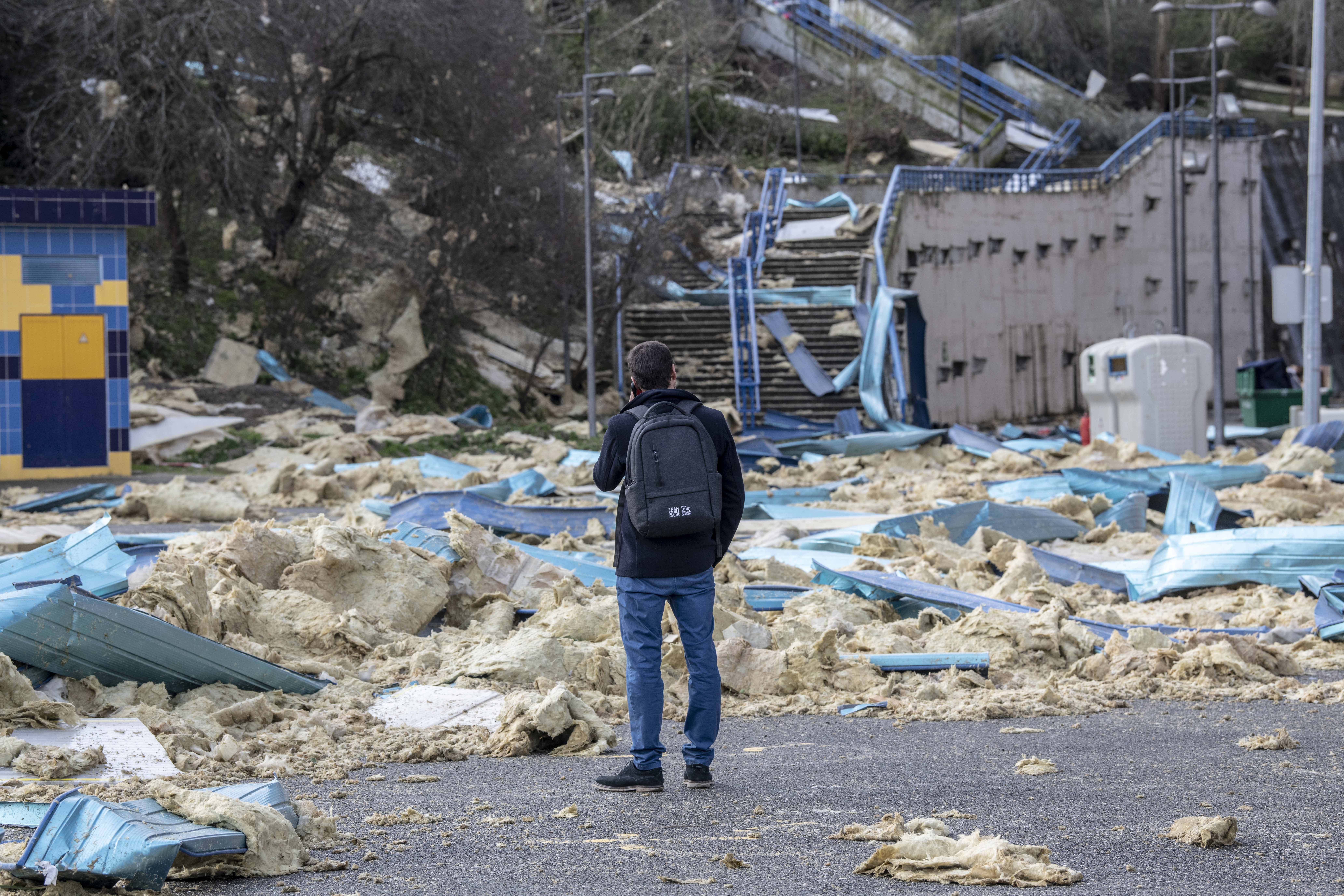 Caos e destruição à passagem da Kristin pela região  Os prejuízos da passagem da depressão Kristin são incalculáveis e a cidade de Leiria poderá demorar um ano a recuperar do “cenário dantesco”, como apelidou Gonçalo Lopes. O presidente da Câmara de Leiria enumerou “danos materiais, sobretudo de fábricas, que ficaram sem coberturas”, “centenas de casas sem coberturas e fachadas, empresas, que tinham acabado de fazer obras e um jardim de infância que desapareceu na Coucinheira, em Amor”. Foram ainda registados estragos nas obras nas escolas D. Dinis e Afonso Lopes Vieira, que têm financiamento do Plano de Recuperação e Resiliência, “onde os andaimes caíram, as coberturas desapareceram e, portanto, em cima de obra” terá de ser realizada nova obra. O terminal rodoviário desabou e terá de mudar de lugar para o estacionamento junto ao Estádio de Leiria, onde também será erguido um centro de logística. Além destes estragos, o autarca sublinhou que a “recuperação da normalidade, irá demorar muitos dias”, advertindo que o “plano de recuperação irá demorar mais de um ano até ser reposta toda a normalidade”.  “Temos de facto um cenário desolador”, desabafou Gonçalo Lopes. Com a voz embargada, Paulo Vicente sublinhou que a Marinha Grande enfrenta um cenário de caos, referindo danos em casas e empresas, encontrando-se sem electricidade, comunicações ou água. “Está um caos, não há memória, nunca houve no concelho da Marinha Grande uma destruição tão grande como esta”, afirmou aos jornalistas, adiantando que “o concelho está isolado do mundo”. “Não temos comunicações, não temos electricidade, não temos água”, acrescentando que os restaurantes e apoios de praia desapareceram na Vieira de Leiria.