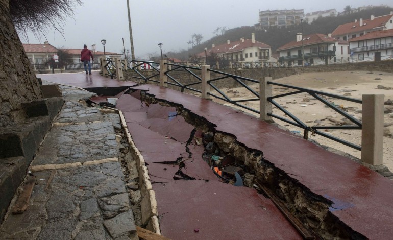 O acesso à praia está parcialmente destruído