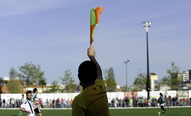 agarrou-arbitro-pelos-colarinhos-e-fica-proibido-de-ir-a-recintos-desportivos