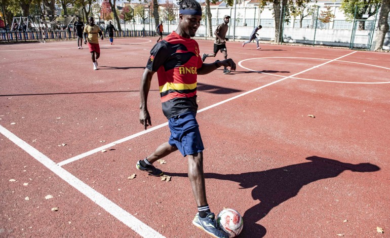 A vida no Parque do Avião acorda a diferentes velocidades, com as famílias a darem lugar aos grupos de desporto colectivo