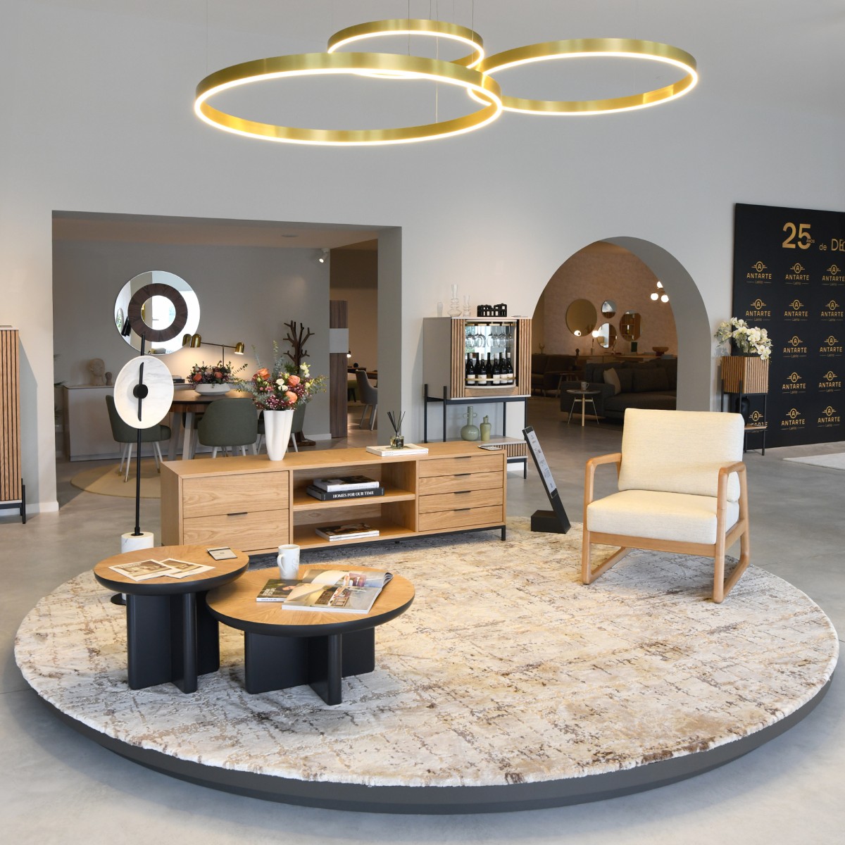 Sala com móveis desenhados por IA