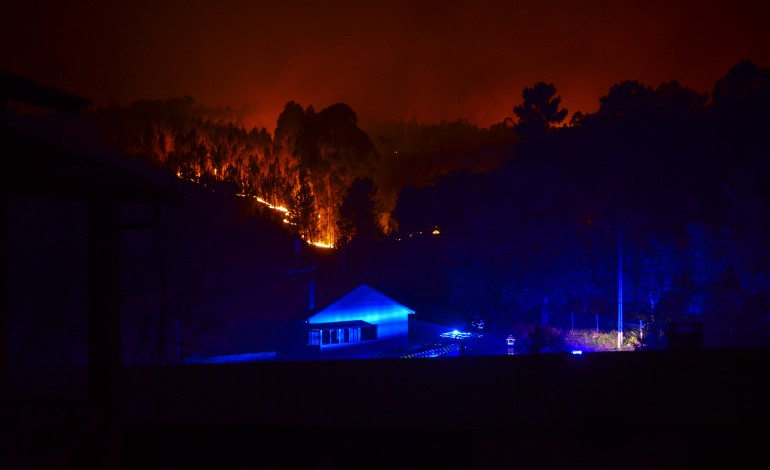 fogos-deixam-varias-freguesias-da-regiao-sem-electricidade