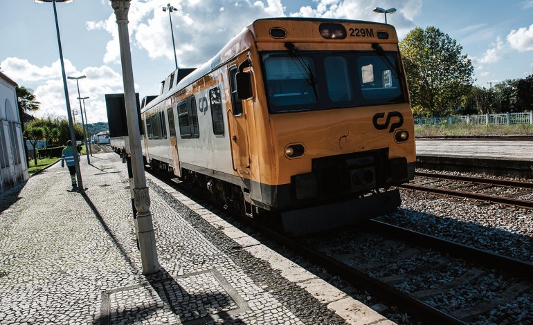 comissao-promove-vigilia-para-reposicao-da-circulacao-de-comboios-na-linha-do-oeste