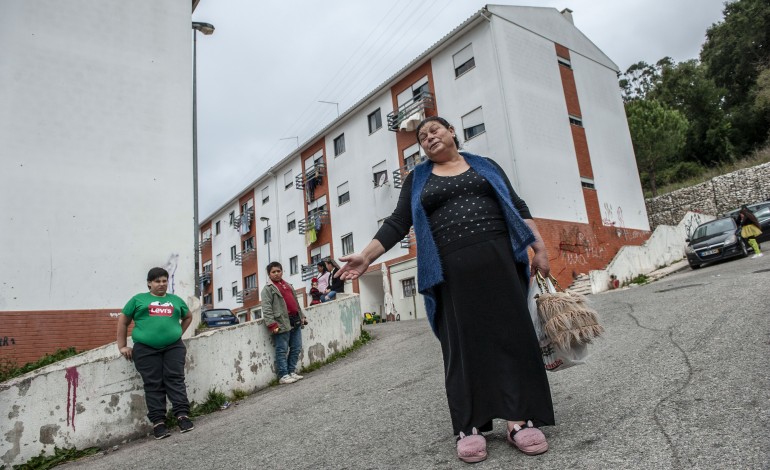 ciganos-de-alcobaca-reclamam-de-bairro-que-se-tornou-num-gueto-9989