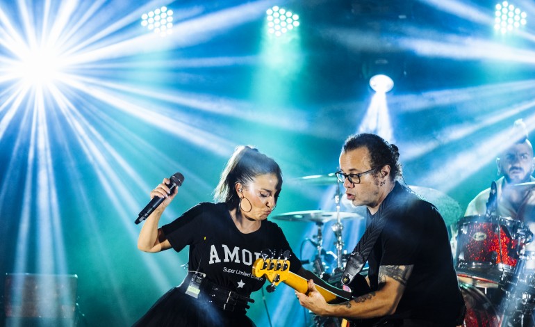 Elsa Gomes é a mulher-palco, ela própria, seja a solo, no registo fadista, ou com a banda que a acompanha