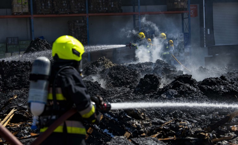 incendio-em-material-no-exterior-de-empresa-de-plasticos-na-batalha