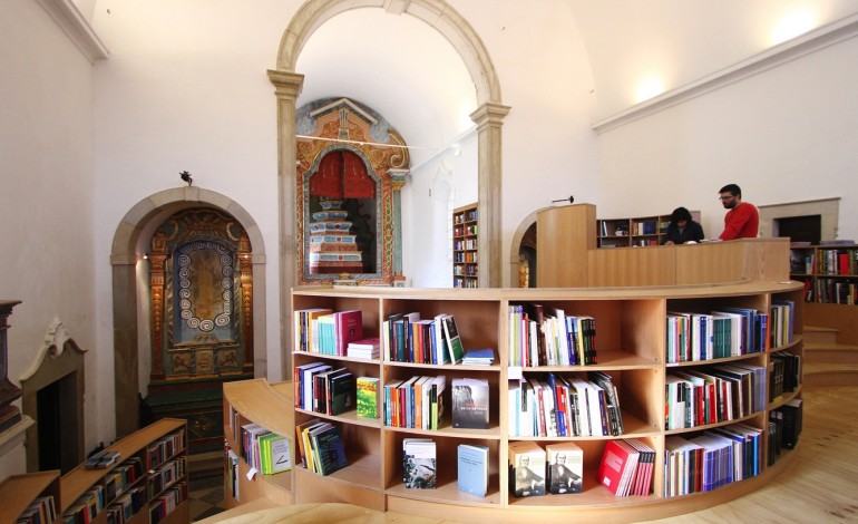 Livraria de Santiago, em Óbidos, foi instalada na Igreja de São Tiago, que estava há anos fechada ao culto