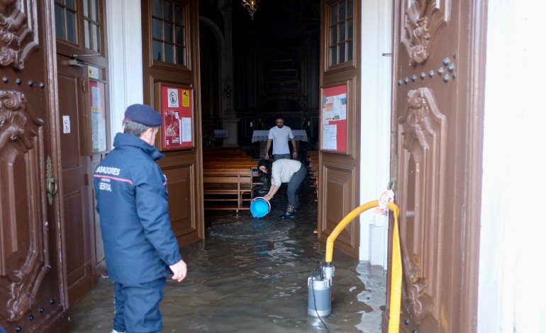 Chuva torrencial em poucos minutos provocou várias inundações