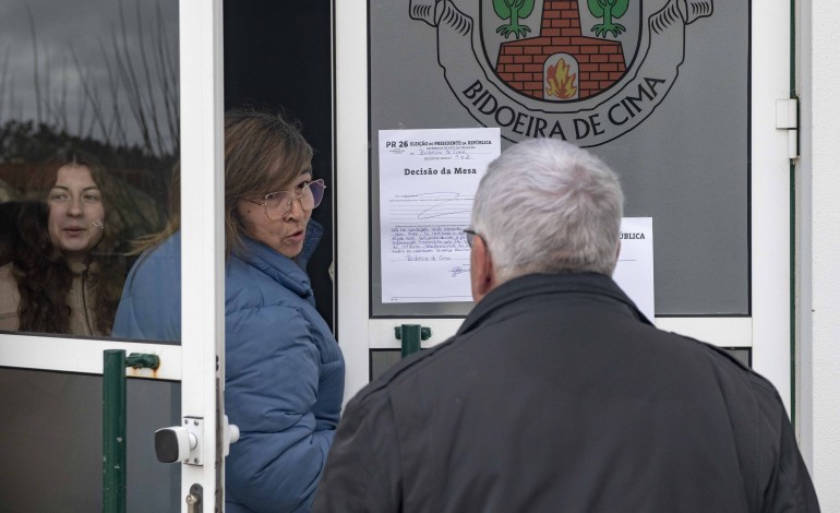 Decisão da mesa de suspender a votação foi justificada com a falta de luz