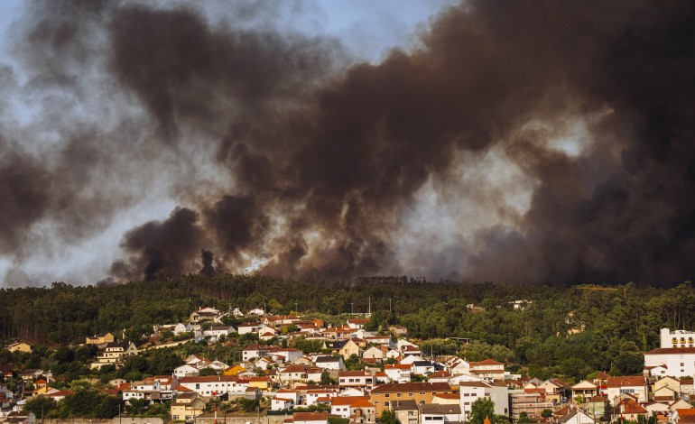 Chamas rondaram casas na Caranguejeira