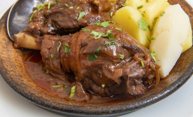 Cozinha portuguesa sem discurso. Nada procura impressionar; tudo funciona
