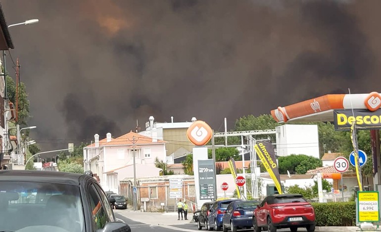 Incêndio cortou o IC2 e a A1 na freguesia da Boa Vista