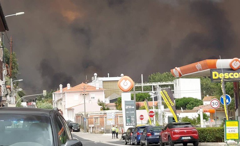 Incêndio cortou o IC2 e a A1 na freguesia da Boa Vista