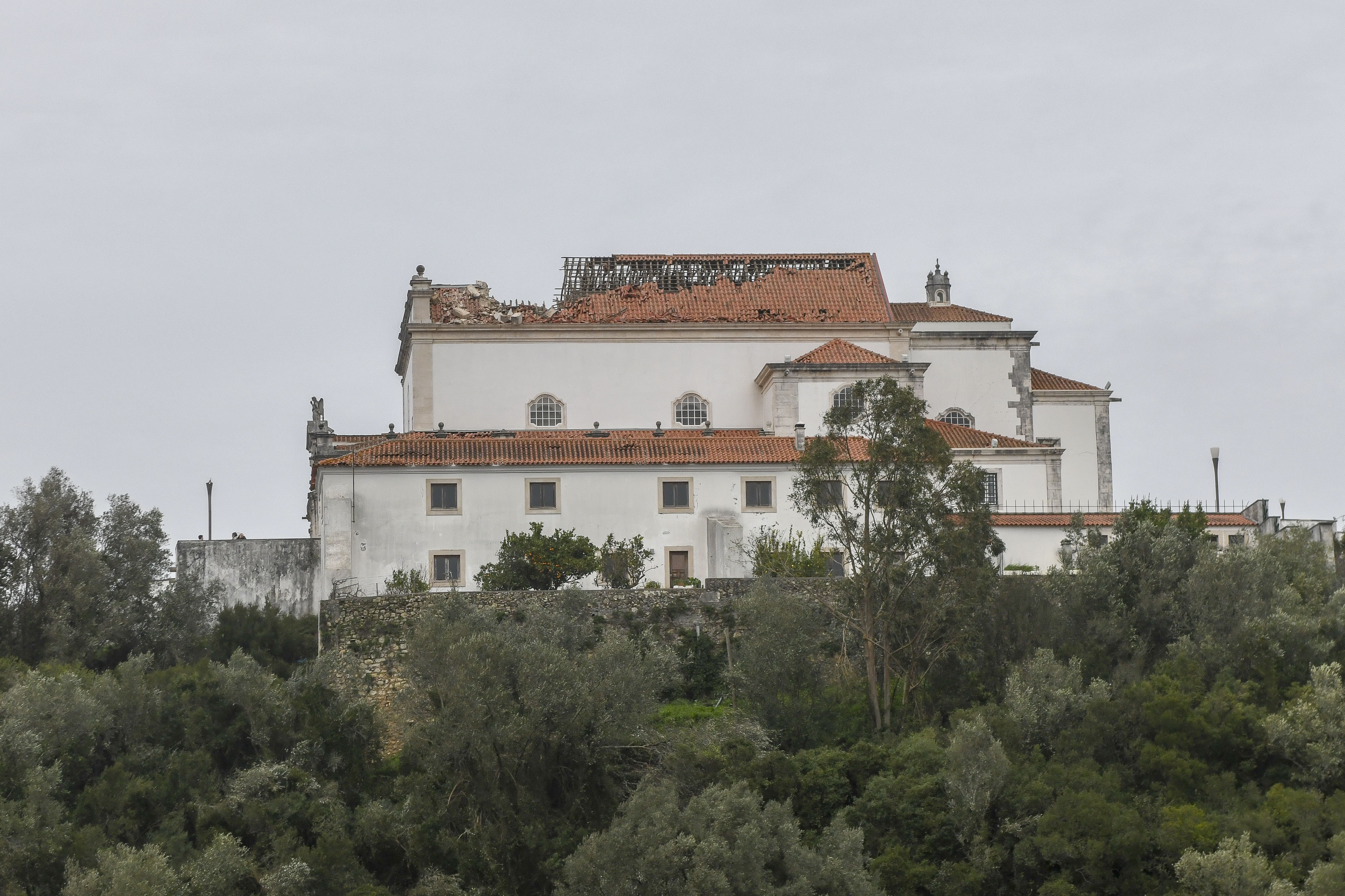 Caos e destruição à passagem da Kristin pela região  Os prejuízos da passagem da depressão Kristin são incalculáveis e a cidade de Leiria poderá demorar um ano a recuperar do “cenário dantesco”, como apelidou Gonçalo Lopes. O presidente da Câmara de Leiria enumerou “danos materiais, sobretudo de fábricas, que ficaram sem coberturas”, “centenas de casas sem coberturas e fachadas, empresas, que tinham acabado de fazer obras e um jardim de infância que desapareceu na Coucinheira, em Amor”. Foram ainda registados estragos nas obras nas escolas D. Dinis e Afonso Lopes Vieira, que têm financiamento do Plano de Recuperação e Resiliência, “onde os andaimes caíram, as coberturas desapareceram e, portanto, em cima de obra” terá de ser realizada nova obra. O terminal rodoviário desabou e terá de mudar de lugar para o estacionamento junto ao Estádio de Leiria, onde também será erguido um centro de logística. Além destes estragos, o autarca sublinhou que a “recuperação da normalidade, irá demorar muitos dias”, advertindo que o “plano de recuperação irá demorar mais de um ano até ser reposta toda a normalidade”.  “Temos de facto um cenário desolador”, desabafou Gonçalo Lopes. Com a voz embargada, Paulo Vicente sublinhou que a Marinha Grande enfrenta um cenário de caos, referindo danos em casas e empresas, encontrando-se sem electricidade, comunicações ou água. “Está um caos, não há memória, nunca houve no concelho da Marinha Grande uma destruição tão grande como esta”, afirmou aos jornalistas, adiantando que “o concelho está isolado do mundo”. “Não temos comunicações, não temos electricidade, não temos água”, acrescentando que os restaurantes e apoios de praia desapareceram na Vieira de Leiria.