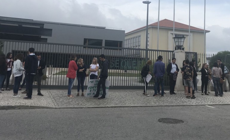 protesto-silencioso-a-porta-da-escola-secundaria-domingos-sequeira-8871