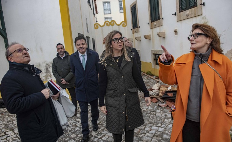 O vereador Sérgio Silva (à esquerda), a ministra da Cultura (ao centro) e a antiga ministra Catarina Castro, na Casa-Museu Afonso Lopes Vieira, em São Pedro de Moel
