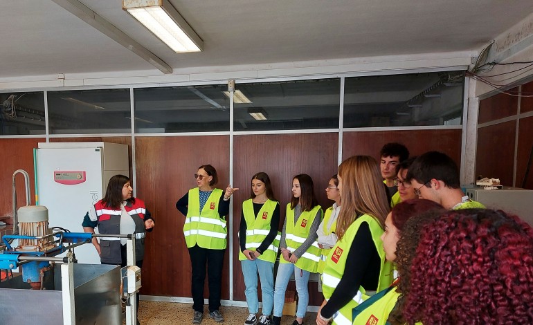 Alunos da Escola Secundária de Pombal ficaram a conhecer como se produz cerâmica para construção sustentável. Jovens visitaram instalações da Preceram, em Pombal