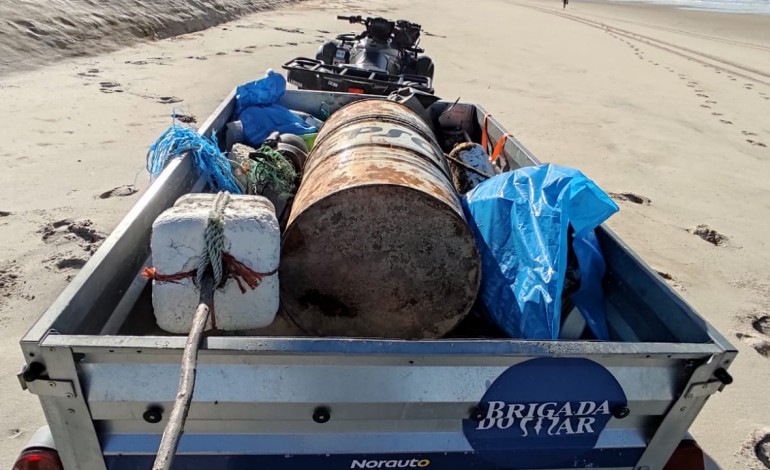 Voluntários da Brigada do Mar limpam praia entre São Pedro e a Figueira da Foz