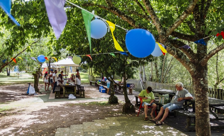 Jogos de cartas ou petanca, piqueniques e convívio de amigos entre a natureza são alguns dos atractivos dos parques de merendas, que nesta altura atraem boa parte da população