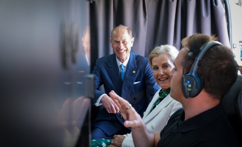 Eduardo, duque de Edimburgo, é irmão do rei Carlos III e o mais novo dos quatro filhos da rainha Isabel II e do príncipe Filipe