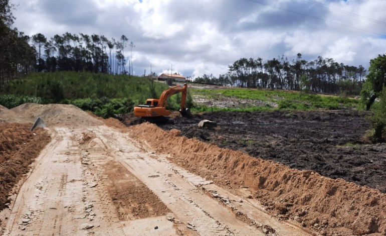 obra-ilegal-em-monte-redondo-avanca-em-desrespeito-a-embargo