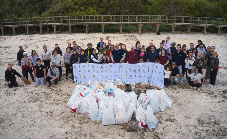 voluntarios-retiraram-ontem-350-quilos-de-lixo-da-praia-de-paredes-da-vitoria