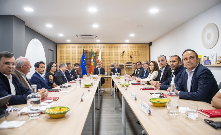 O Presidente da República visitou habitantes dos monoblocos que estão a viver nos Pousos, de onde saiu para reunir com empresários, em Leiria. Seguro foi recebido por uma multidão na Praia da Vieira e visitou a Empresa Industrial da Borracha, na Marinha Grande
