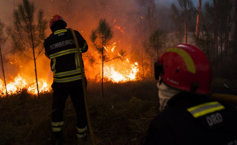 tres-meios-aereos-combatem-incendio-em-pombal-5120