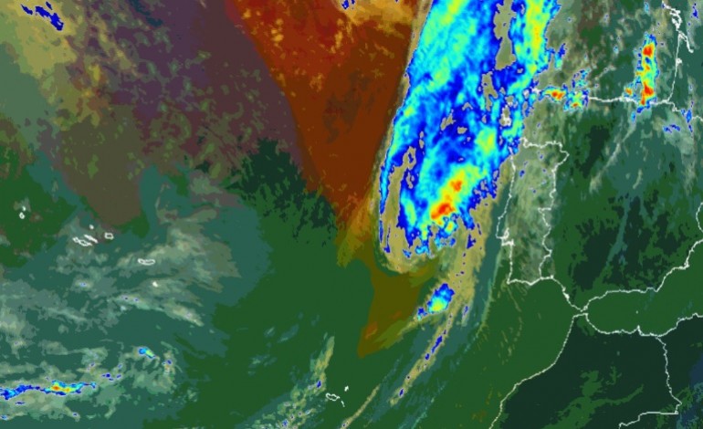 furacao-leslie-provoca-centenas-de-quedas-de-arvores-e-de-estruturas-9359