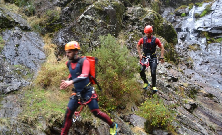 Clube de Leiria pratica canyoning em Castanheira de Pera