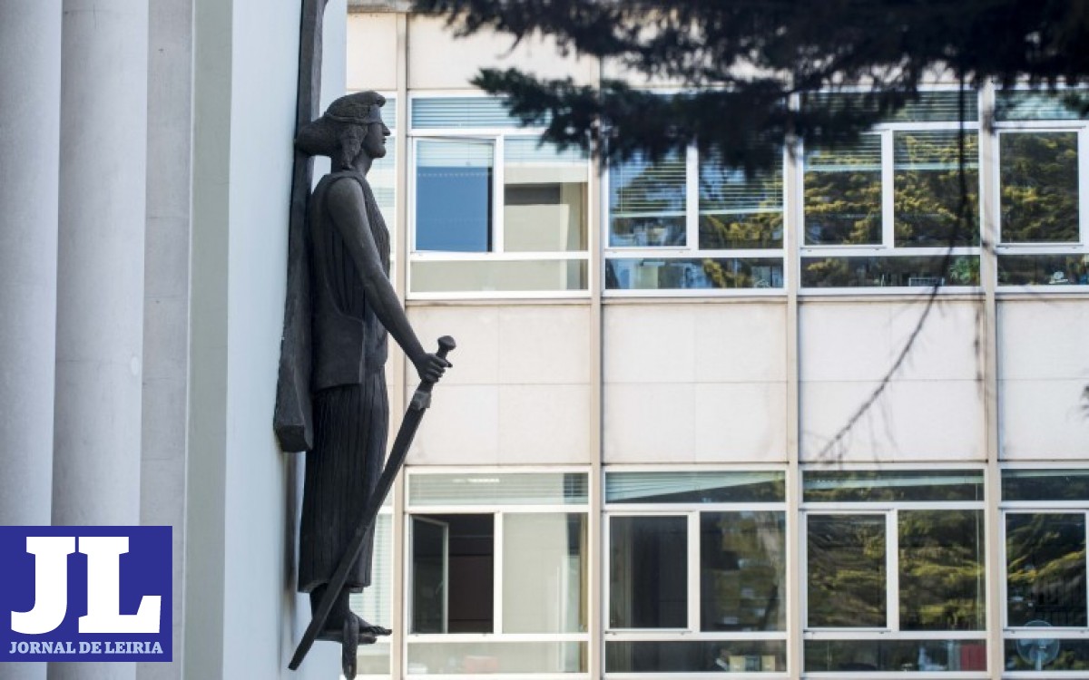 Jornal de Leiria Tribunal de Leiria condena a internamento jovem que