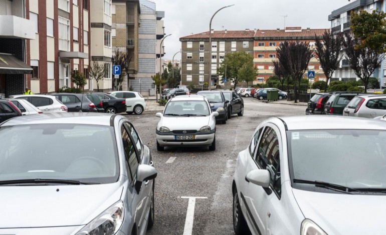 zonas-residenciais-transformadas-em-parques-de-estacionamento-5368