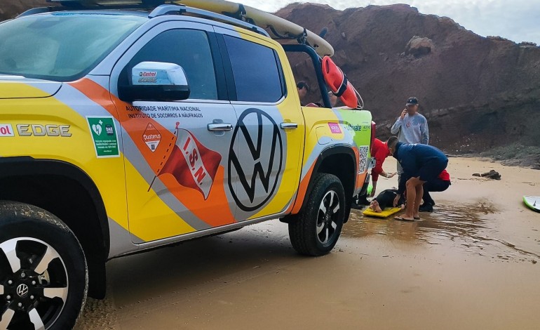 surfista-socorrida-na-praia-das-pedras-muitas-em-peniche