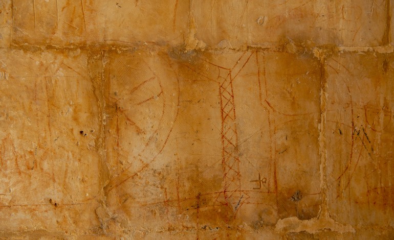 As acções de restauro e limpeza nos claustros mostram os grafitos com renovado esplendor. E há um achado desconhecido até à data: uma grua
