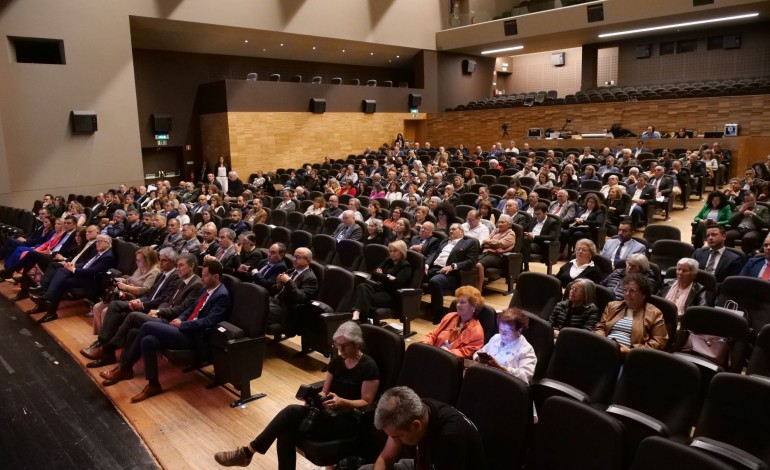 Leiria distinguiu hoje várias instituições, personalidades e empresas, entre as quais Maria de Jesus ('senhora das castanhas') e a Livraria Arquivo