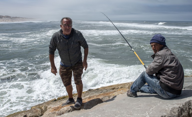 O mar não estava bom para a pesca, mas isso não impediu o Manuel, o Carlos e o Honório de cumprirem religiosamente a tradição dos domingos de manhã. Noah e David, pai e filho espanhóis, perderam-se pela primeira vez no paredão da Vieira.