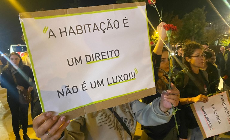 cerca-de-200-pessoas-voltaram-a-manifestar-se-em-leiria-pelo-acesso-a-habitacao