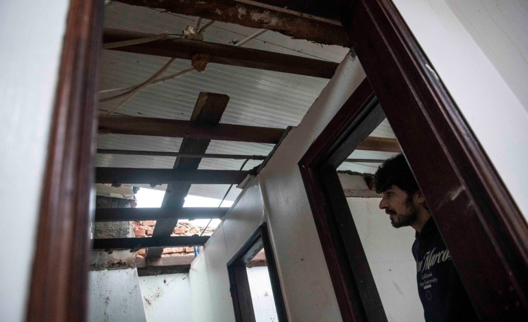 foi-panico-mesmo-o-telhado-levantou-e-eles-protegeram-se-debaixo-da-cama