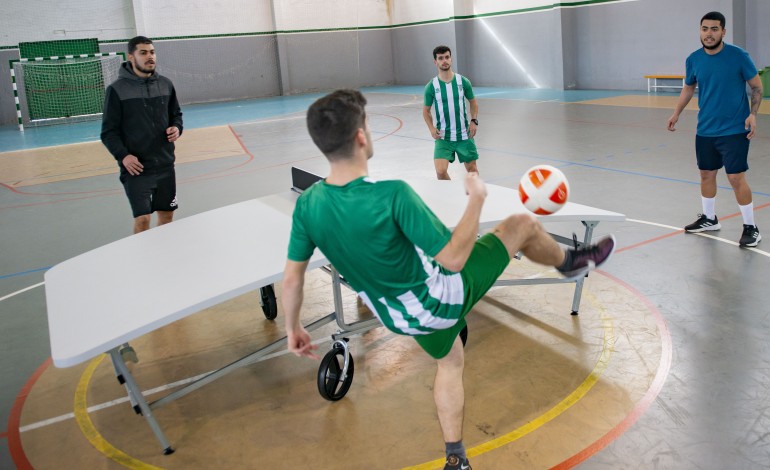 Teqball joga-se com uma bola de futebol, numa mesa similar à do ténis de mesa, mas com o tampo curvo e a rede rígida