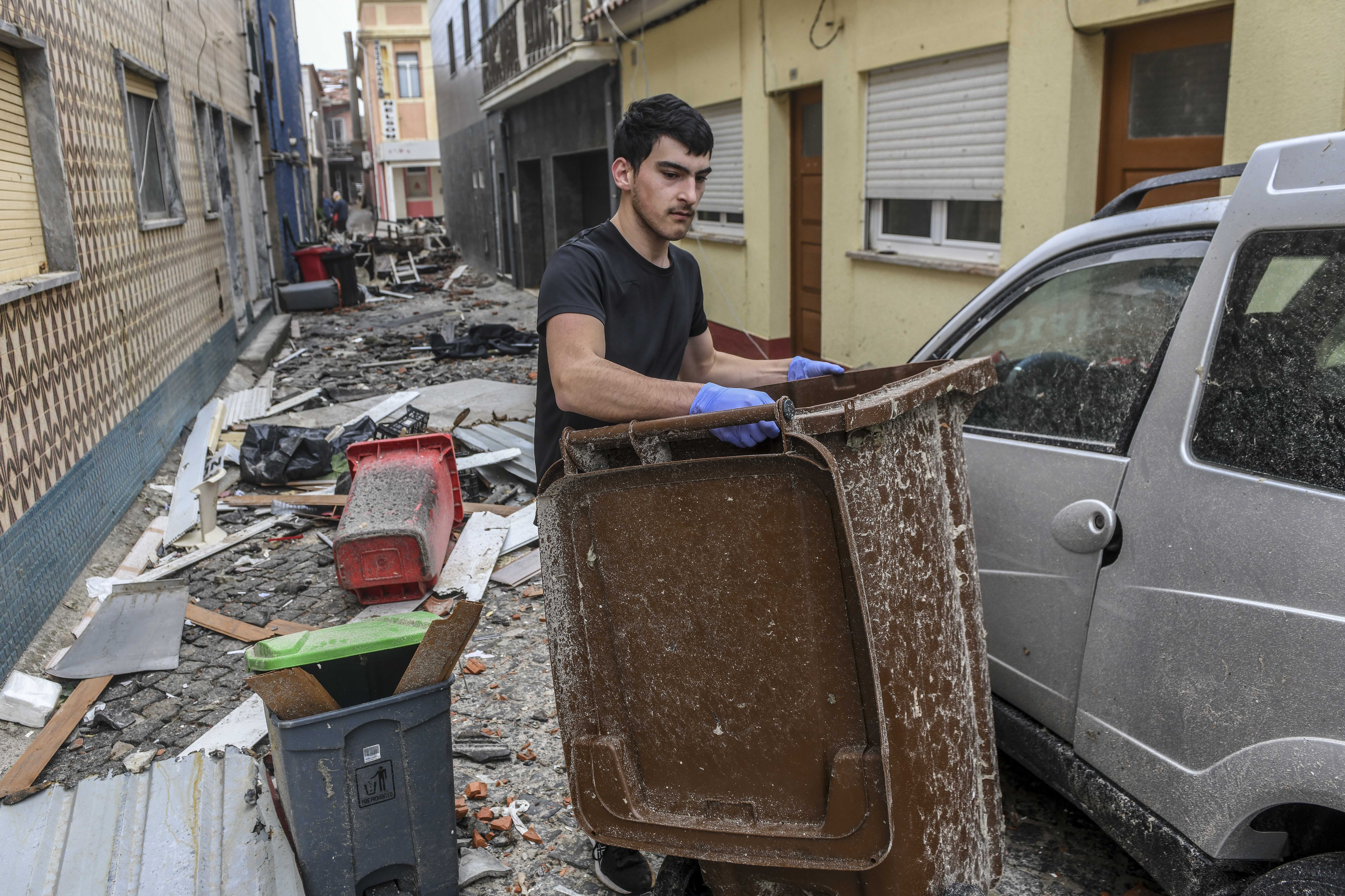 Caos e destruição à passagem da Kristin pela região  Os prejuízos da passagem da depressão Kristin são incalculáveis e a cidade de Leiria poderá demorar um ano a recuperar do “cenário dantesco”, como apelidou Gonçalo Lopes. O presidente da Câmara de Leiria enumerou “danos materiais, sobretudo de fábricas, que ficaram sem coberturas”, “centenas de casas sem coberturas e fachadas, empresas, que tinham acabado de fazer obras e um jardim de infância que desapareceu na Coucinheira, em Amor”. Foram ainda registados estragos nas obras nas escolas D. Dinis e Afonso Lopes Vieira, que têm financiamento do Plano de Recuperação e Resiliência, “onde os andaimes caíram, as coberturas desapareceram e, portanto, em cima de obra” terá de ser realizada nova obra. O terminal rodoviário desabou e terá de mudar de lugar para o estacionamento junto ao Estádio de Leiria, onde também será erguido um centro de logística. Além destes estragos, o autarca sublinhou que a “recuperação da normalidade, irá demorar muitos dias”, advertindo que o “plano de recuperação irá demorar mais de um ano até ser reposta toda a normalidade”.  “Temos de facto um cenário desolador”, desabafou Gonçalo Lopes. Com a voz embargada, Paulo Vicente sublinhou que a Marinha Grande enfrenta um cenário de caos, referindo danos em casas e empresas, encontrando-se sem electricidade, comunicações ou água. “Está um caos, não há memória, nunca houve no concelho da Marinha Grande uma destruição tão grande como esta”, afirmou aos jornalistas, adiantando que “o concelho está isolado do mundo”. “Não temos comunicações, não temos electricidade, não temos água”, acrescentando que os restaurantes e apoios de praia desapareceram na Vieira de Leiria.